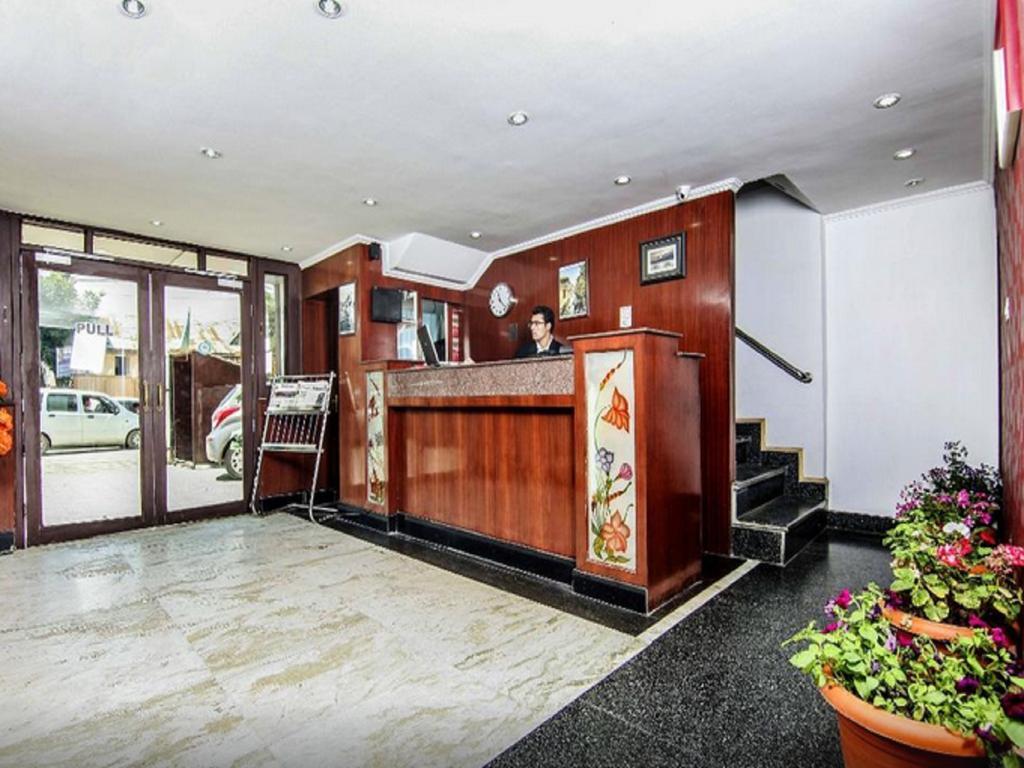 Holiday Plaza Hotel Srinagar  Exterior photo